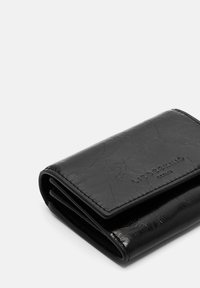Czarny skórzany portfel o teksturowanym wykończeniu, z zagięciem z przodu i wytłoczonym logo na frontowej stronie. Kompaktowy prostokątny design.