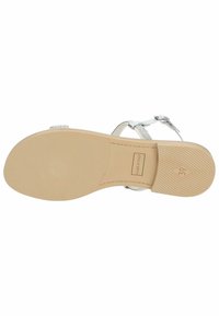 Sierlijke zilveren sandaal met een gladbeige zool, voorzien van een gestructureerd patroon en een metalen gesp voor aanpassing. Maat gemarkeerd als 39.