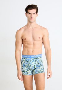 Χρωματιστό μποξεράκι Björn Borg με μπλε ζώνη και λουλουδάτο και αφηρημένο σχέδιο σε πράσινους και μπλε τόνους.