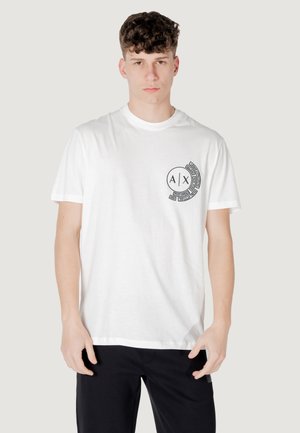 T-shirt bianca in cotone con scollo rotondo, maniche corte e grafiche nere che includono le lettere "A X" e testo circolare sul petto.