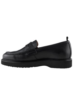 Mocassin en cuir noir avec semelle épaisse noire et bout mocassiné, vue de côté sur fond blanc.