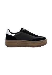 Sneaker noir bas avec une épaisse semelle brune et un détail de talon blanc, présentant des lacets noirs et des accents en daim.