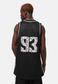 Maillot de basket-ball en mesh noir avec un "93" au dos, présenté dans un motif serpent blanc. Comprend des bordures blanches contrastantes le long des épaules.