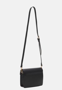 Sac à bandoulière en cuir noir avec une forme rectangulaire plate, bandoulière ajustable et accents en métal doré. Texture lisse, design minimaliste.