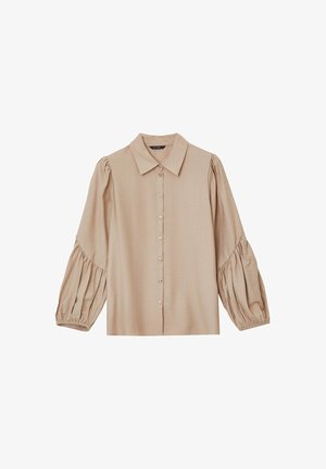 Blusa beige con bottoni, maniche lunghe a palloncino e polsini elastici, dotata di colletto classico e tessuto leggermente strutturato.