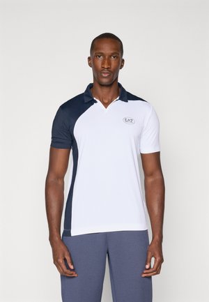 Polo con corpo bianco e dettagli blu navy, maniche corte e colletto. Presenta un logo sul petto. Texture liscia.
