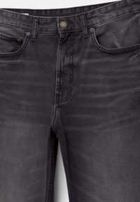 Sorte denimjeans med klassisk pasform, der har fem-lomme-design, frontknaplukning og subtil falming for tekstur.