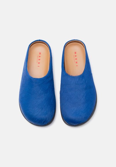 Chaussures en cuir bleu à enfiler, à la forme arrondie et lisse avec une semelle noire. La semelle intérieure présente le logo rouge "MARNI".