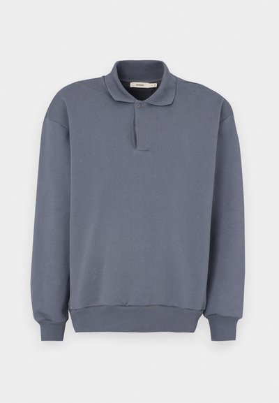 Polo mikina s dlouhým rukávem v modro-šedé barvě, s knoflíkovou légou, žebrovanými manžetami a pasem, vystavená na jednoduchém bílém pozadí.