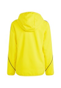 Gelbe Kapuzenjacke mit glatter Textur, ausgestattet mit schwarzen Akzentlinien entlang der Ärmel und einer sicheren, verstellbaren Kapuze.