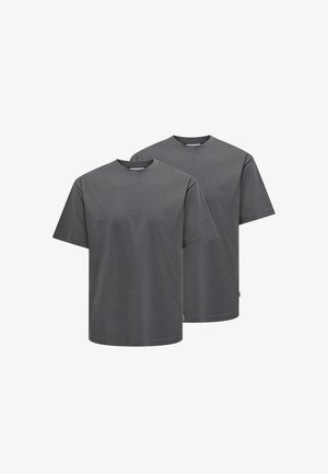 Zwei graue T-Shirts aus Baumwolle, mit einem Rundhalsausschnitt, kurzen Ärmeln und einer regulären Passform. Einfaches Design; glatte Textur.