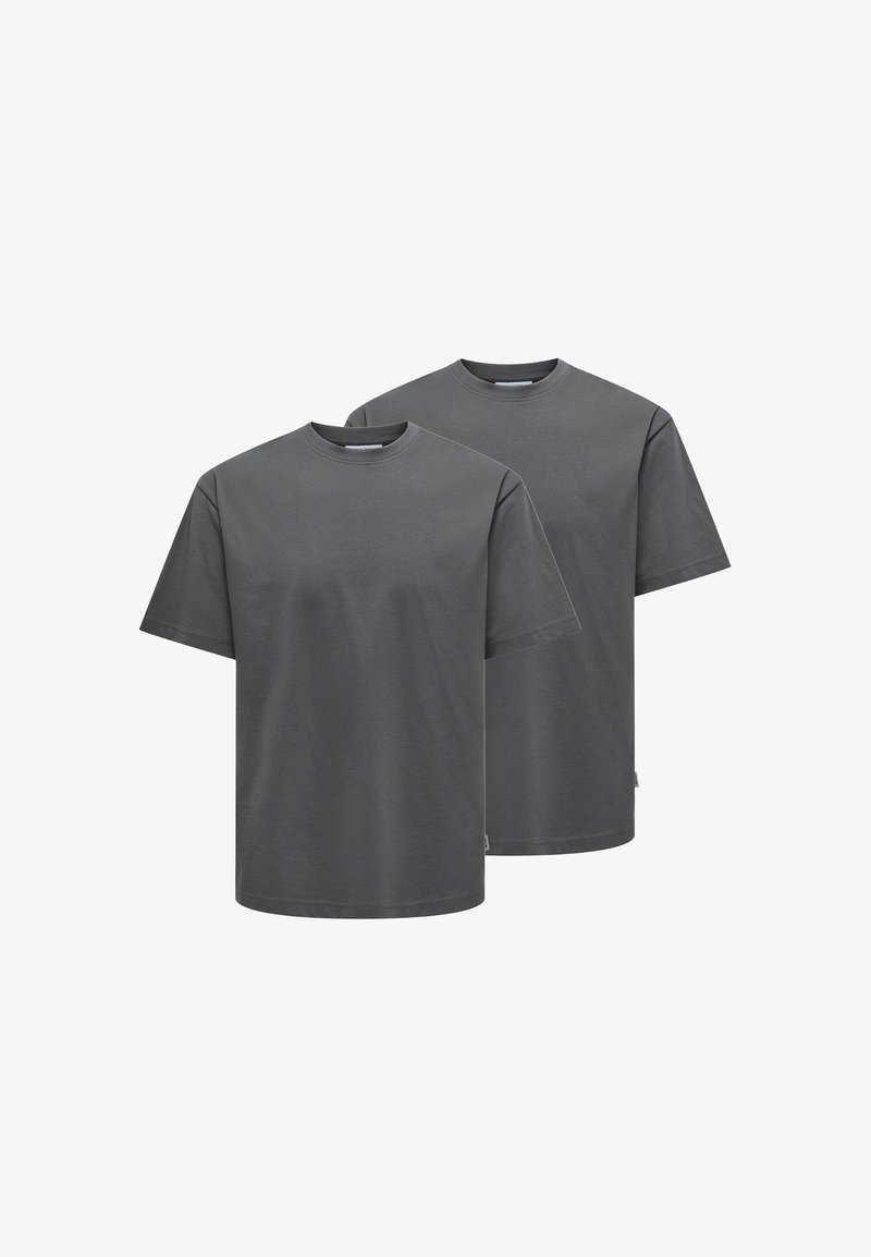 Zwei graue T-Shirts aus Baumwolle, mit einem Rundhalsausschnitt, kurzen Ärmeln und einer regulären Passform. Einfaches Design; glatte Textur.