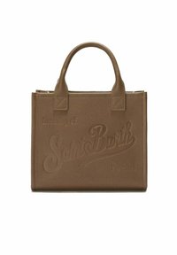 Bruine leren tote bag met geperste tekst "Dromen van het Saint Barth Paradijs", met twee handvatten bovenaan en een gestructureerde vorm.
