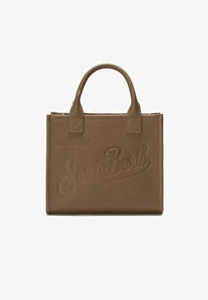 Borsa tote in pelle marrone con testo embossato "Sognando il Paradiso di Saint Barth", dotata di due manici superiori e una forma strutturata.