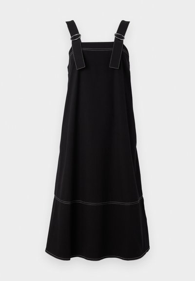 Crna haljina s širokim trakama, srebrnim hardverom i bijelim šavovima. A-linija silueta s rubom koji se lagano širi.