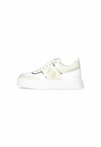 Sneaker bianca con tomaia in pelle liscia, chiusura con lacci, dettaglio del logo in rilievo e suola spessa texturizzata con accenti a motivo.