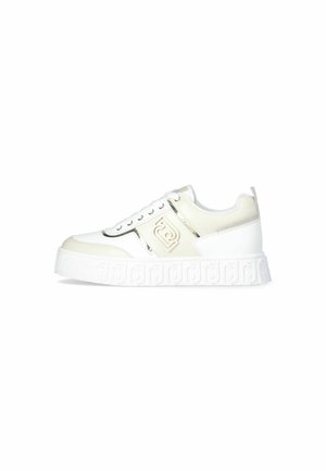 Sneaker bianca con tomaia in pelle liscia, chiusura con lacci, dettaglio del logo in rilievo e suola spessa texturizzata con accenti a motivo.