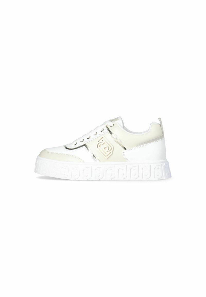 Sneaker bianca con tomaia in pelle liscia, chiusura con lacci, dettaglio del logo in rilievo e suola spessa texturizzata con accenti a motivo.