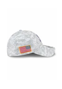 Grau camouflierte Baseballmütze mit einem gestickten lila Logo und einem Aufnäher der amerikanischen Flagge an der Seite. Weicher Stoff, gebogener Schirm, verstellbarer Riemen.