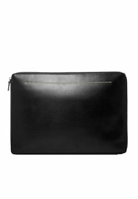 Bolsa de portátil de cuero negro con una textura suave, cierre de cremallera y una sutil costura plateada a lo largo del borde superior. Forma rectangular, diseño elegante.