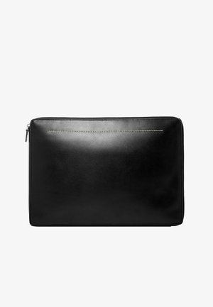 Borsa per laptop in pelle nera con una texture liscia, chiusura a zip e sottile cucitura argentata lungo il bordo superiore. Forma rettangolare, design elegante.