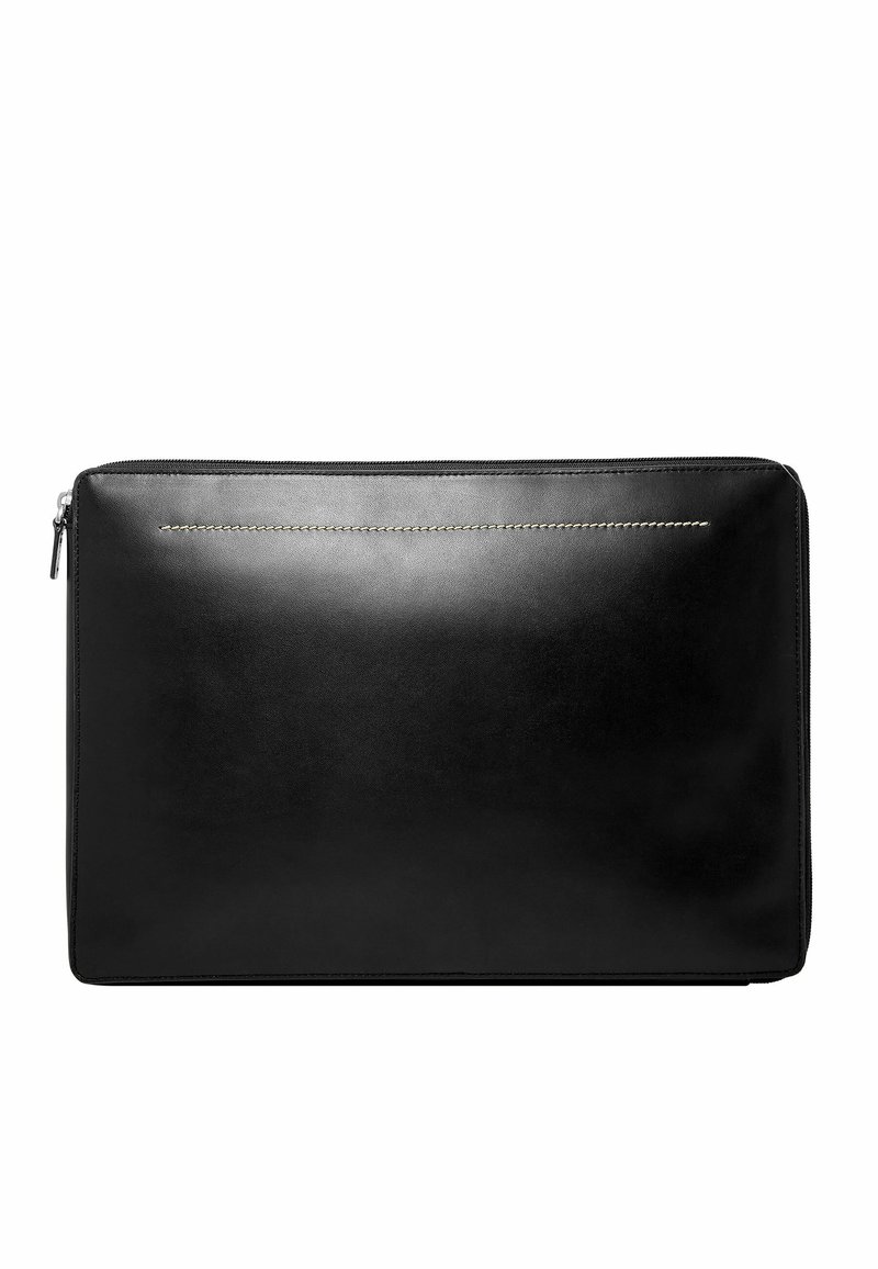 Bolsa de portátil de cuero negro con una textura suave, cierre de cremallera y una sutil costura plateada a lo largo del borde superior. Forma rectangular, diseño elegante.