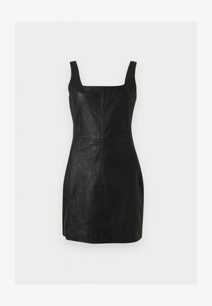 Μαύρο μίνι φόρεμα χωρίς μανίκια από δερματίνη με τετράγωνη λαιμόκοψη και ορατές κάθετες και οριζόντιες λεπτομέρειες ραφών.