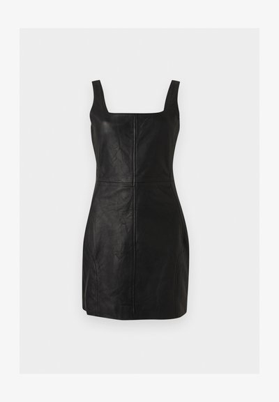 Μαύρο μίνι φόρεμα χωρίς μανίκια από δερματίνη με τετράγωνη λαιμόκοψη και ορατές κάθετες και οριζόντιες λεπτομέρειες ραφών.
