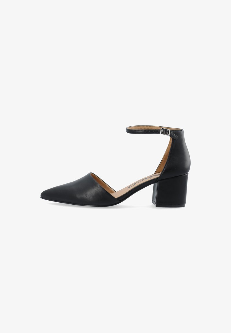 Chaussure à talon haut en cuir noir avec un embout pointu et une sangle au niveau de la cheville. Elle présente un talon carré et une texture lisse. Design simple sans motifs.