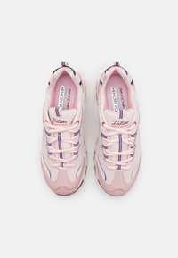 Baskets de sport roses avec des matériaux en mesh et synthétiques, bout rond, col rembourré, et lacets et accents rayés contrastants.
