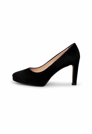 Zapato de tacón alto para mujer, de ante negro, con punta redondeada y tacón fino, mostrado de perfil sobre un fondo blanco.