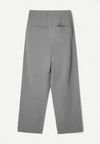 Pantaloni grigi a gamba larga realizzati in materiale strutturato. Caratterizzati da una cintura elastica e due tasche posteriori. Senza chiusure o motivi visibili.