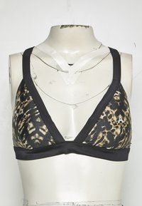 Top de bikini com padrão de onça, com um acabamento preto, copas triangulares e alças largas. Apresenta uma textura suave e um padrão ousado.