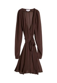 Brun omslagkjole laget av lett materiale, med lange ermer, dyp V-hals og en knyttet midje for justerbar passform.