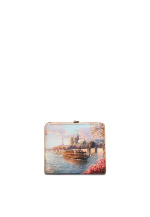 Portafoglio compatto con una scena dipinta di una chiatta su un fiume, edifici storici, alberi e fiori rosa in colori pastello delicati.