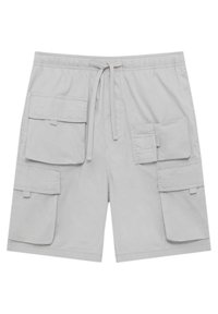 Short cargo gris clair avec ceinture élastique, cordon de serrage et plusieurs grandes poches à rabat à l'avant et sur les côtés.