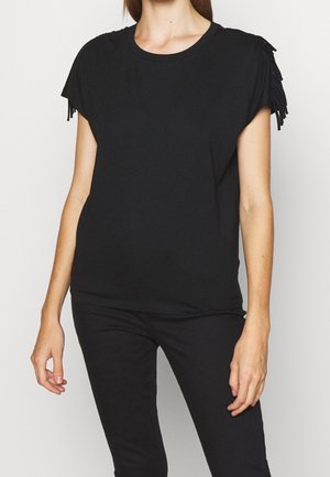 Zwarte t-shirt met korte mouwen en franjen. Zachte stof, ontspannen pasvorm, ronde halslijn. Gecombineerd met zwarte broek voor een monochrome uitstraling.