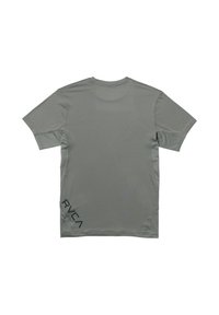 Camiseta deportiva gris de manga corta, con cuello redondo, detalles de malla en los laterales y el logo negro de "RVCA" en la parte inferior izquierda.