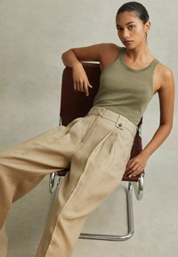 Reiss LEILA FRONT PLEAT - Hlače - light khaki