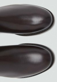 Ciemnobrązowe skórzane buty z gładkim wykończeniem, zaokrąglonym czubkiem i kontrastującym szwem wzdłuż podeszwy. Bez skaz tekstura i elegancki design.