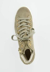 Baskets montantes en daim olive avec œillets et lacets dorés, présentant une surface texturée et une semelle en caoutchouc blanche, avec un détail de zip sur le côté.