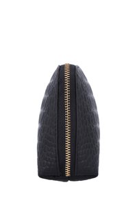 Melna ādas somiņa ar teksturētu virsmu, ar zelta rāvējslēdzēju sānos un noapaļotu apakšas formu.