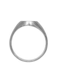 Silverring med en slät, polerad yta och en något avsmalnande band. Har en platt topp med subtil textur och böjda kanter.