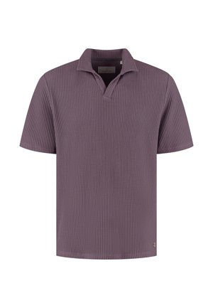 Kortemouws, gestructureerd gebreid poloshirt in gedempte paarse kleur met een spreidkraag en een klein logo vlak bij de zoom op een witte achtergrond.