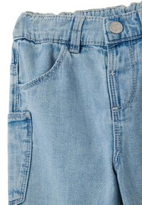 Pantalones de mezclilla de color azul claro con un ajuste relajado, cinturilla elástica y un bolsillo lateral, con costuras sutiles y una textura suave.