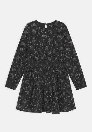 Robe noire à manches longues avec taille cintrée, ornée de motifs de licornes et d'étoiles en contours blancs partout.