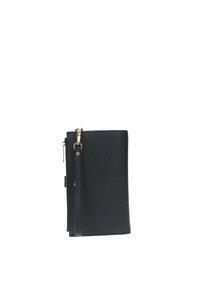 Portafoglio in pelle nera con una finitura testurizzata, chiusura con zip e una tracolla rimovibile. Design elegante e rettangolare con hardware in tono oro.