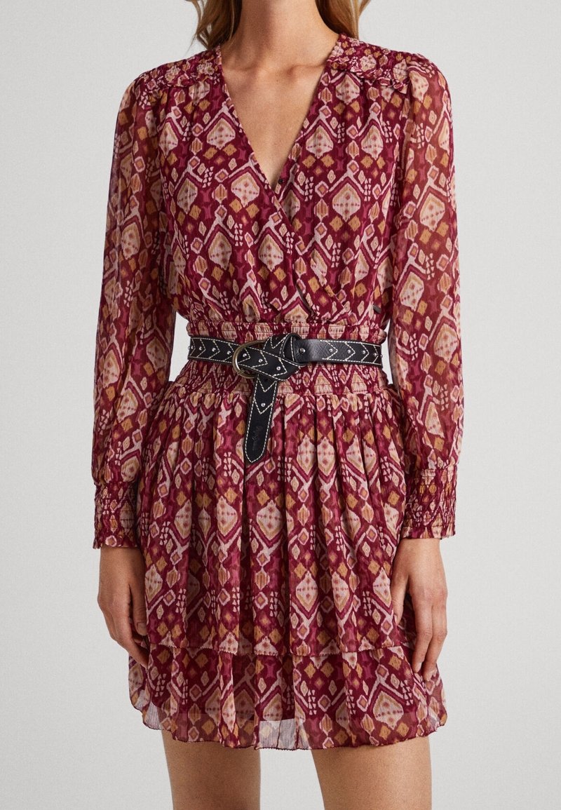 Rotes und pinkfarbenes gemustertes Kleid mit langen Ärmeln, einem tiefen V-Ausschnitt und gerafftem Taillenbund. Es hat einen schwarzen Gürtel mit dekorativen Nähten.