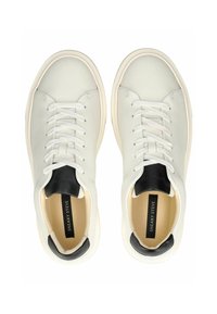 Weißen Leder-Sneaker mit flachen Schnürsenkeln, runder Zehenpartie und kontrastierendem schwarzen Fersen-Patch. Strukturierte Oberfläche mit Branding auf den Einlegesohlen.