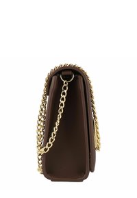Dunkelbraune Lederhandtasche, Seitenansicht, mit goldener Kettenriemen, der oben abgelegt ist, vor weißem Hintergrund.